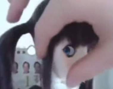 《恐怖人偶影片》突然轉過頭看你那真的會嚇破膽耶