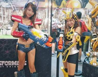 《史上最可愛大黃蜂》為什麼要露大腿是因為這樣可以跑得更快XD