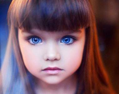 俄羅斯《5歲大眼萌女娃》眼睛美成這樣不科學
