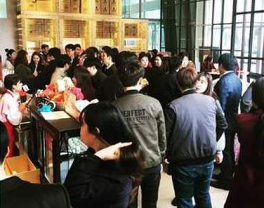 怎麼可以紅成這樣《三點一刻開專賣店》人潮大暴動