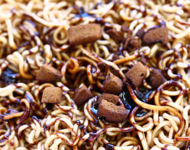 《巧克力口味炒麵》好像比之前的草莓蛋糕口味好吃一點（苦笑）