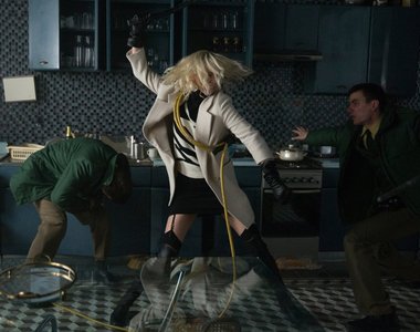 莎莉賽隆《極凍之城》只需一隻高跟鞋就可以打死人