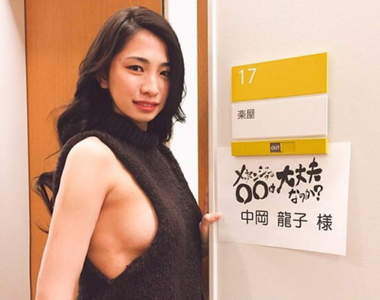 日本第一美乳穿《殺死處男的毛衣》上節目被當場試揉差點走光…