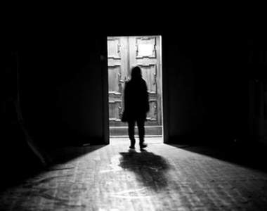 可怕經驗《陌生男子假裝狗抓門》如果當時就這樣把門打開......