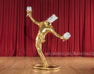 勵志《因病截肢的單腳男子》萬聖節只有一隻腳也能大玩變裝～