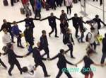 《機場內驚現圓牆人潮》是什麼原因讓大夥手牽手圍成一圈走路? 《機場內驚現圓牆人潮》是什麼原因讓大夥手牽手圍成一圈走路?