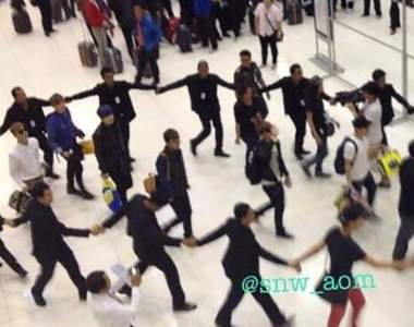 《機場內驚現圓牆人潮》是什麼原因讓大夥手牽手圍成一圈走路？