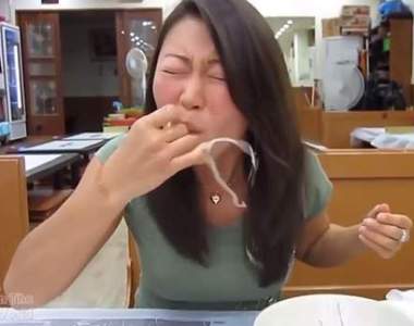 《生吃魷魚結果被魷魚射精在嘴裡》還意外在嘴內孕育新生命......