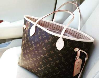 外媒報導《台灣嬤用LV包裝魚》網友：請問一個LV包可以裝幾條魚？