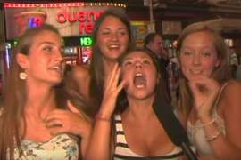 隱藏攝影機《假冒明星的路人》結果塞得馬路水洩不通