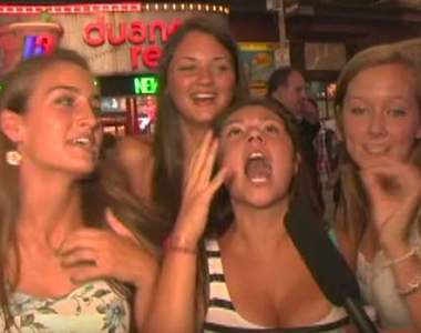 隱藏攝影機《假冒明星的路人》結果塞得馬路水洩不通