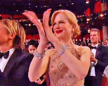 《奧斯卡2017話題鏡頭》妮可基嫚詭異的拍手方式被拍個正著...