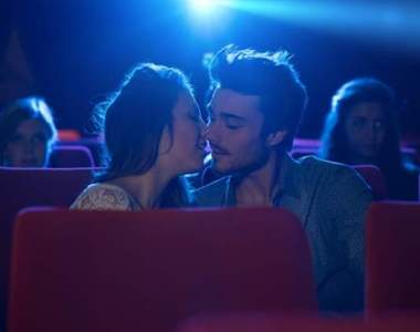 《電影院員工才知道的秘密》例如每周都會遇上在電影院打的火熱的情侶...
