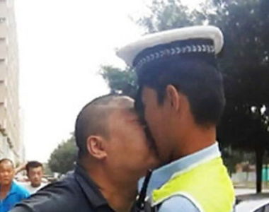 被逗樂《男子吵不過警察就直接親上去》網友問這樣算不算襲警XD