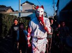 日本奇祭《撞木祭(どんぎ祭り)》孩童被白狐狸抓到塗得滿臉鮮紅就......身體健康啦(笑) 日本奇祭《撞木祭(どんぎ祭り)》孩童被白狐狸抓到塗得滿臉鮮紅就......身體健康啦(笑)