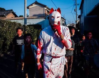 日本奇祭《撞木祭(どんぎ祭り)》孩童被白狐狸抓到塗得滿臉鮮紅就......身體健康啦(笑)