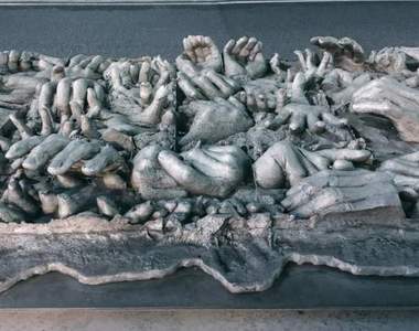 超詭異《傳說摸了會幸福的雕像》看起來怎麼都像來自地獄的呼喚啊...