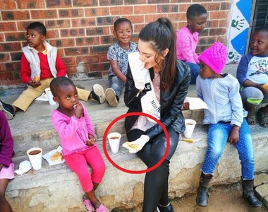 鄉民的正義《南非小姐戴手套發食物》別人用手摸過的食物你吃嗎......