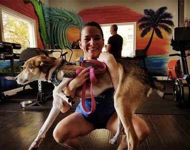 療癒運動《抱狗深蹲大挑戰》你們有考慮過狗狗的意願嗎www