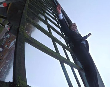 荷式慶祝《把執行長綁在風車上》有沒有玩這麼大啊?