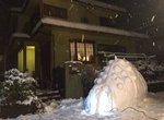 《個性雪人》日本下大雪~家門口馬上變出一隻雪王蟲 《個性雪人》日本下大雪~家門口馬上變出一隻雪王蟲
