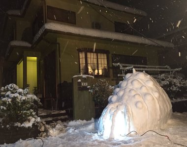 《個性雪人》日本下大雪～家門口馬上變出一隻雪王蟲