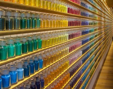 日本繪圖用品專賣店《PIGMENT TOKYO》的擺設超級美~感覺強迫症一定很愛這面顏料牆 ❤