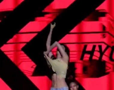 唱到最嗨處《泫雅》單手脫上衣 真的沒人可以阻止她了（笑）