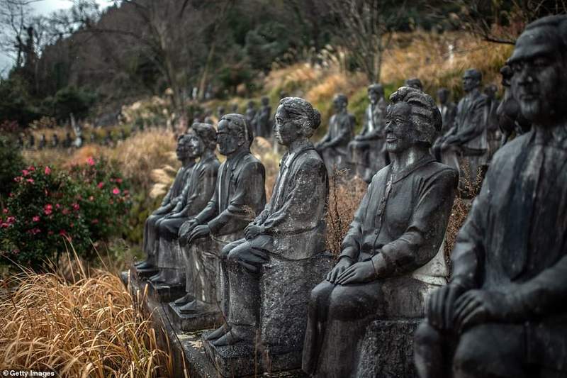 日本雕像公园《石像の里》，超过800双眼睛默默看着你…