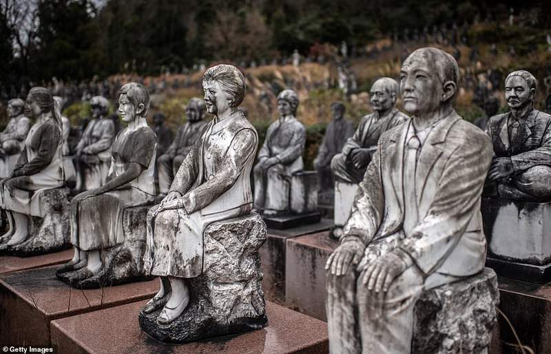 日本雕像公园《石像の里》，超过800双眼睛默默看着你…