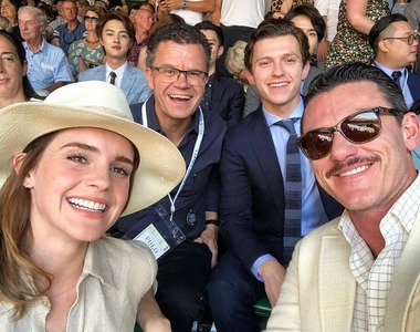 溫布頓決賽《超多明星的合照》路人問左上那帥哥是誰（提示：台灣來的）