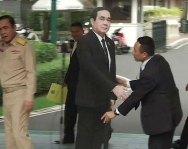 泰國總理《放紙板給記者問問題》要是它開口回答就神了（笑）