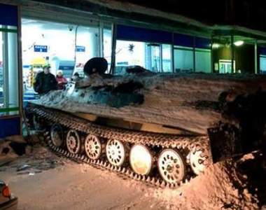 戰鬥民族終末旅行《俄羅斯男子開裝甲車撞進超市》只為了一瓶酒…