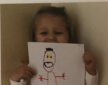 小孩畫出《想像中的媽媽》但這描述怎麼看都更像鬧鬼了...