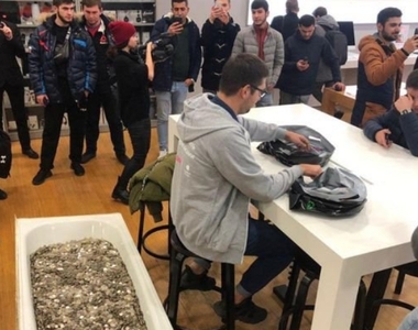 零錢也是錢《用硬幣買iPhone XS (256GB)》戰鬥民族YouTuber帶一浴缸的硬幣去買手機