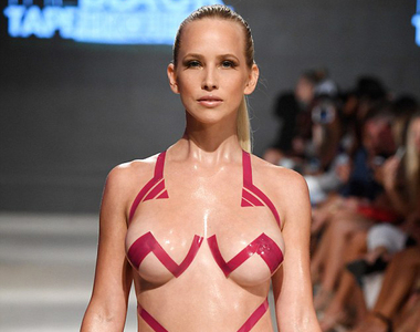 《膠帶比基尼秀》模特兒撕下膠帶時又是什麼感覺...