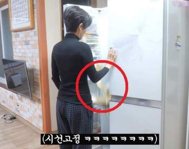 媽媽從冰箱裡發現《500萬現金》百思不解時一旁的人全笑翻w