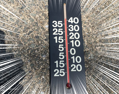 《日本猛暑的威力》凹陷的車屁股都熱到自己復原惹ww