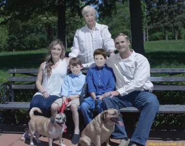 畫風清奇《花錢請專業攝影師拍全家福》成果讓網友笑到腹筋崩壞w