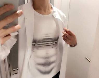 《妄想腹肌T恤》不用修圖也不用健身就能秒速入手健美好身材