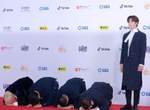 爆笑《BTOB》紅毯搞笑POSE再一彈 為什麼只有陸星材站著呢? 爆笑《BTOB》紅毯搞笑POSE再一彈 為什麼只有陸星材站著呢?