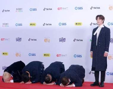 爆笑《BTOB》紅毯搞笑POSE再一彈 為什麼只有陸星材站著呢?