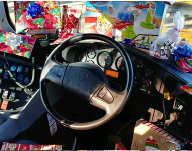 《校車司機化身聖誕老人》每個搭他車的孩子都有禮物