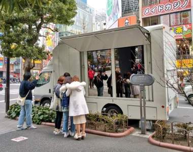 《AV魔鏡號現身秋葉原》竟意外淪為路人自拍反光鏡ww