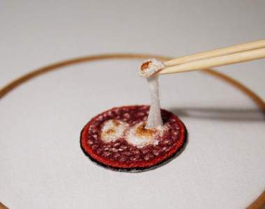 《刺繡再現拉長的年糕》刺繡畫家ipnot超逼真食物作品再次引發話題