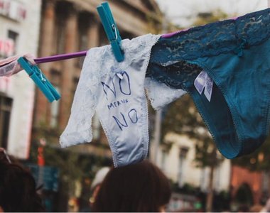 27 歲男子《性侵》17歲女孩被判無罪 只因為女孩穿了「蕾絲丁字褲」