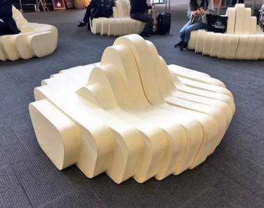 日本機場奇景《烏龍麵沙發》坐起來也跟烏龍麵一樣Q彈嗎ww