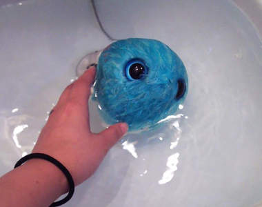 不可思議的絨毛玩具《WHO are YOU? 》用水洗過才會露出真面目