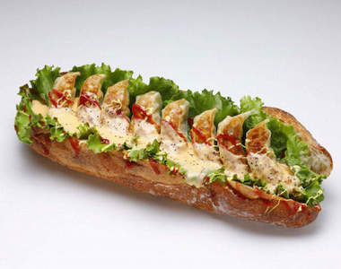 大阪王將新推《煎餃熱狗堡GYOZA DOG》光看已飽的扎實份量感...