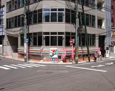 新潟新觀光景點《天花板超低的7-11》只好匍匐前進去買東西惹ww